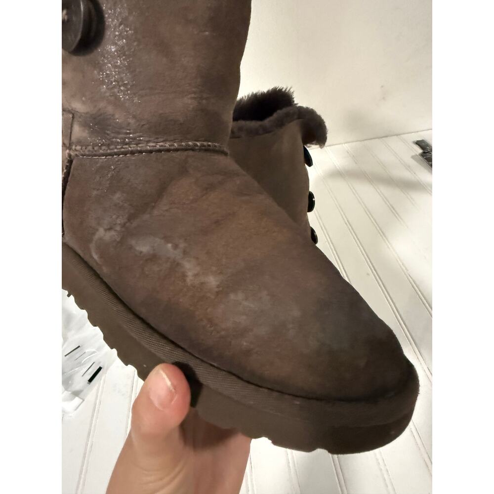 Women’s US 7 suede leather upper sheepskin lining, and blown rubber sole. - Picture 8 of 16